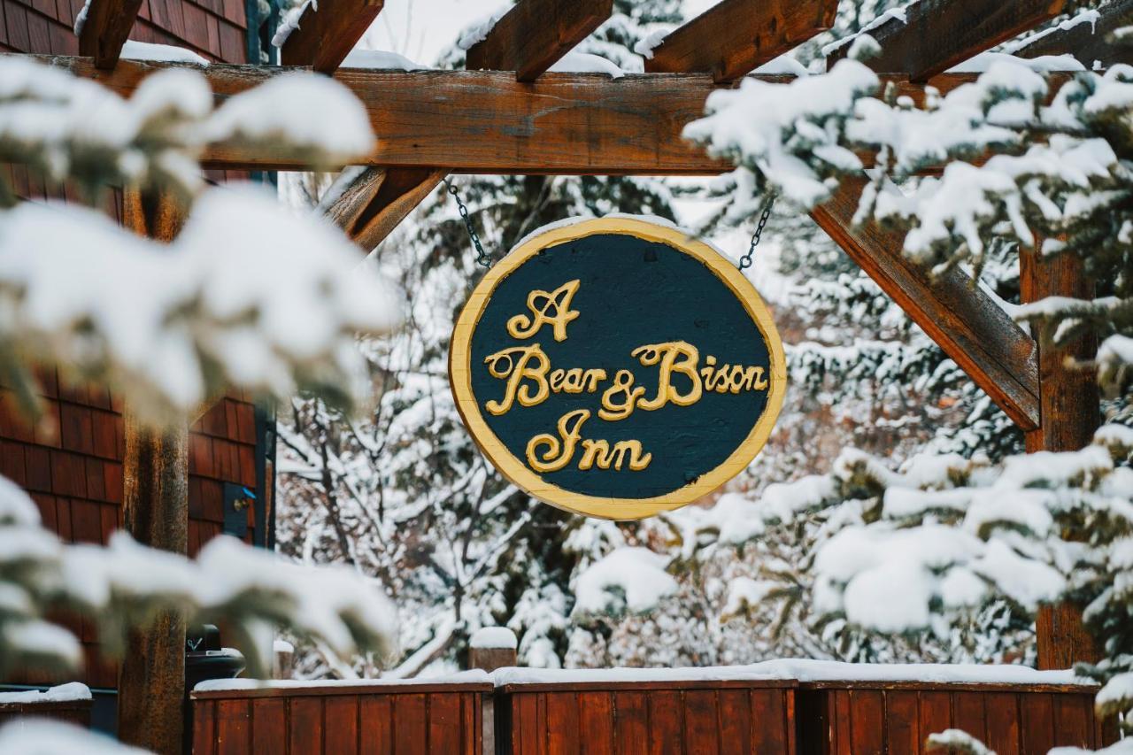 A Bear And Bison Country Inn Canmore Eksteriør bilde