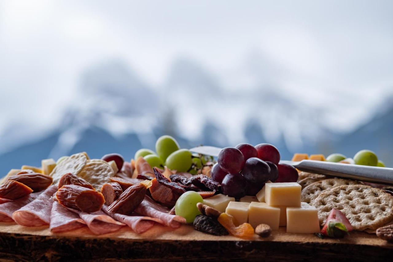 A Bear And Bison Country Inn Canmore Eksteriør bilde