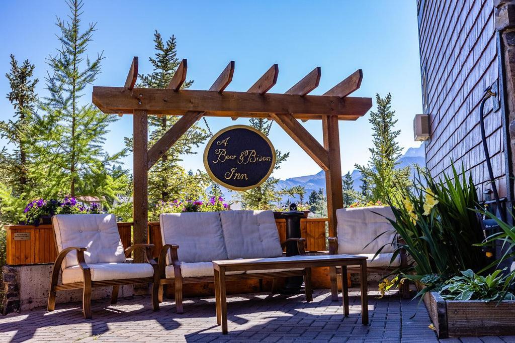 A Bear And Bison Country Inn Canmore Eksteriør bilde