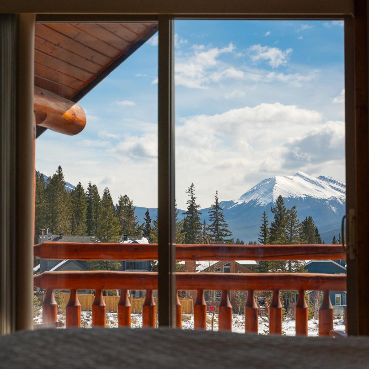 A Bear And Bison Country Inn Canmore Eksteriør bilde