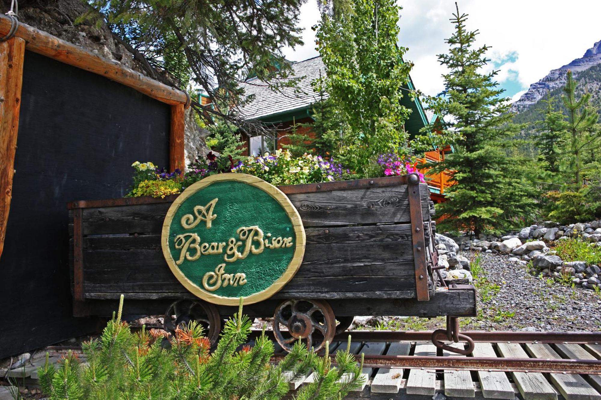 A Bear And Bison Country Inn Canmore Eksteriør bilde